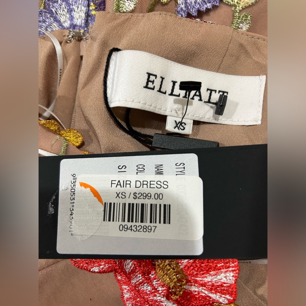Elliatt 3D floral appliqué Embroidered halter Dress - Picture 3 of 5
